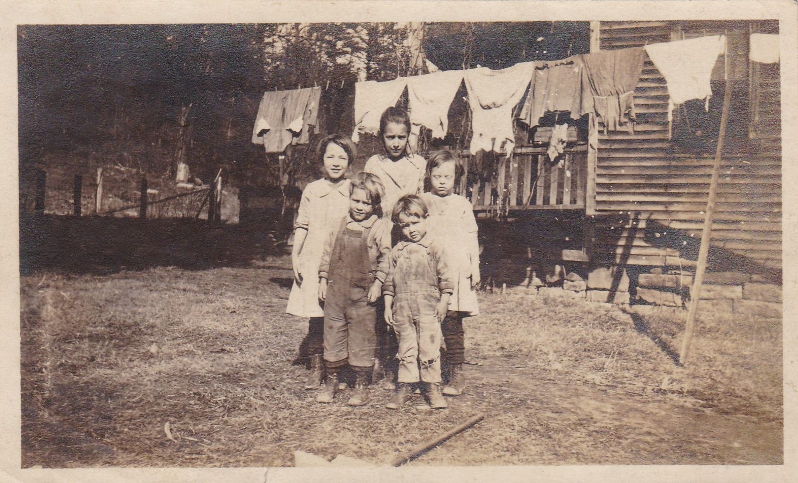 The five oldest children at Huffman: Dorothy, Jewell and Caroline in back, Johnny and Bill in front